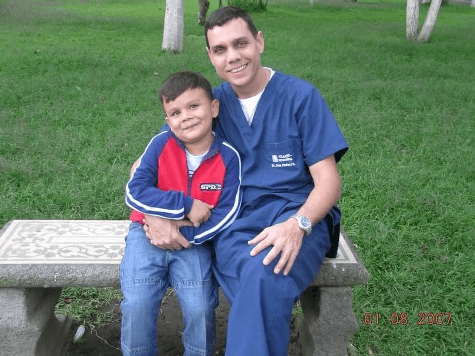 Dr. Iván Jiménez (padre) e Iván de niño · 2007